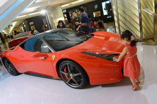 Ferrari expuesto en un centro comercial de Jakarta