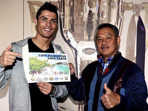 Ronaldo apoyando los manglares de indonesia