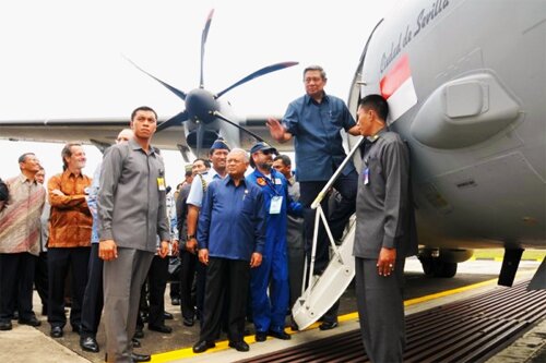El Presidente SBY subiendo al avión indonesio Ciudad de Sevilla