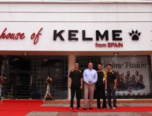 Tienda de la marca de Alicante Kelme en Jakarta. Indonesia