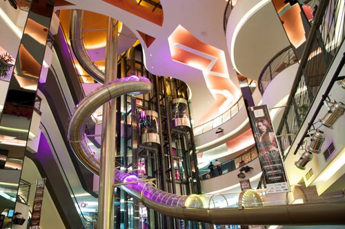 El tobogan más grande del mundo dentro de un centro comercial en un mall de Jakarta