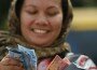 Una mujer cuenta rupias indonesias delante de un banco móvil Bank Negara Indonesia (BNI) en Jakarta