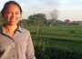 Andrea Loubier en el balcón de su oficina, que da a los campos de arroz de Denpasar