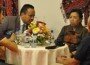 La embajadora de Indonesia Yuli Mumpuni Widarso, acompañada con su intérprete, ofreciendo información a la prensa española